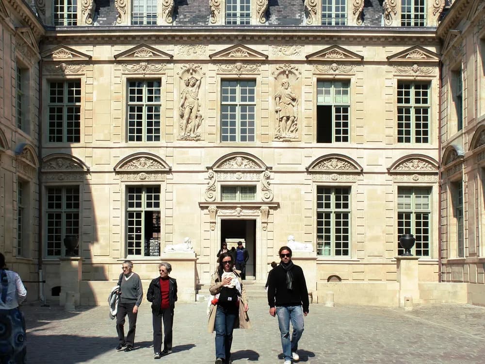 Façade sculptée de l’hôtel de Sully, dans le Marais.